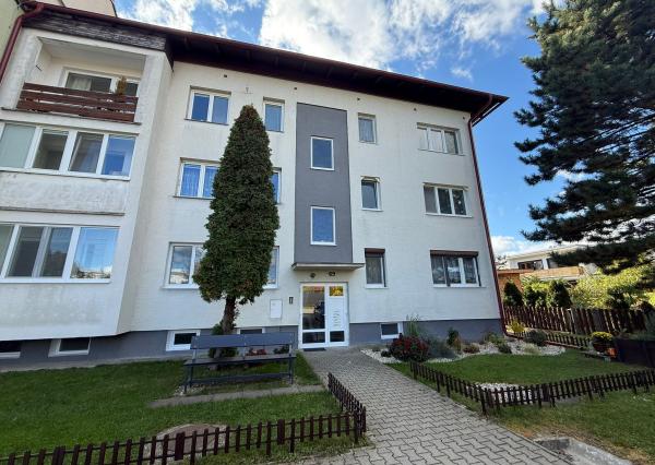 Areté real - Predaj slnečného tehlového 3-izbového bytu s 2 loggiami a s nádherným výhľadom, Trnavská ul., Pezinok