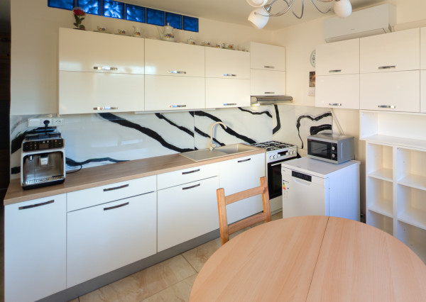 ARETÉ REAL-Predaj 3 izbového slnečného bytu v Modre, centrum na skok, krásny výhľad na panorámu mesta