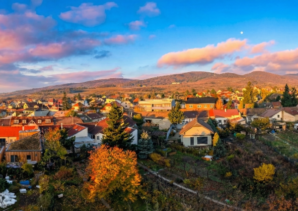 ARETÉ REAL-Predaj 3 izbového slnečného bytu v Modre, centrum na skok, krásny výhľad na panorámu mesta