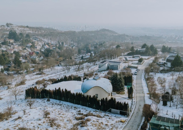Areté real - Predaj výborne dispozične riešeného 5-izbového rodinného domu s garážou a rozľahlým pozemkom s panoramatickým výhľadom v Limbachu