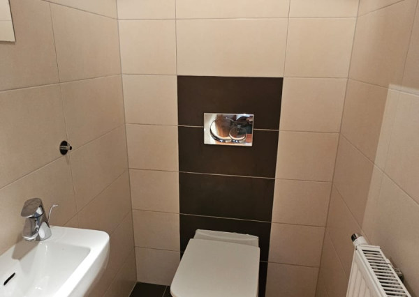 ARETÉ REAL- Predaj zaujímavého 4 izb. rodinného domu vo Svätom Jure, pekný, priestranný s výmerou 139m2, Bratislavská ulica. Kúpou voľný.