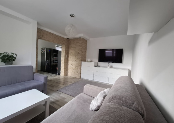 ARETÉ REAL-Ponúkame na predaj tehlový 2 izbový byt po rekonštrukcii, slnečný s loggiou, murovanou pivnicou v dedinke Šenkvice