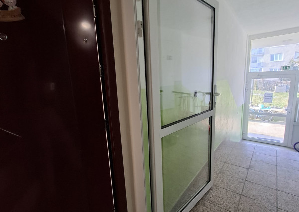 ARETÉ REAL-Ponúkame na predaj tehlový 2 izbový byt po rekonštrukcii, slnečný s loggiou, murovanou pivnicou v dedinke Šenkvice