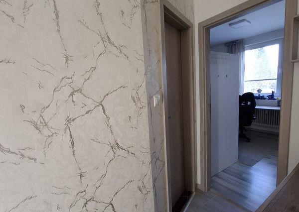 ARETÉ REAL-Ponúkame na predaj tehlový 2 izbový byt po rekonštrukcii, slnečný s loggiou, murovanou pivnicou v dedinke Šenkvice