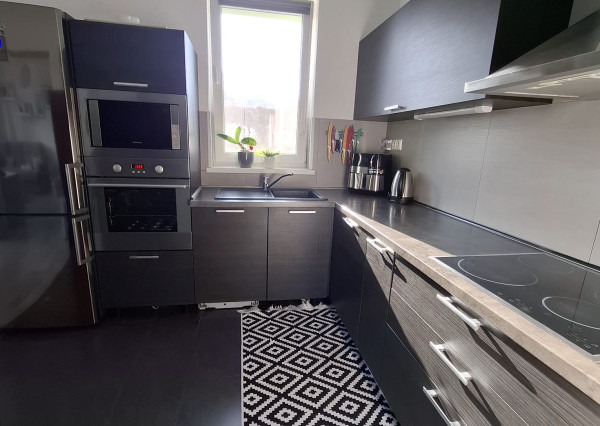 ARETÉ REAL-Ponúkame na predaj tehlový 2 izbový byt po rekonštrukcii, slnečný s loggiou, murovanou pivnicou v dedinke Šenkvice