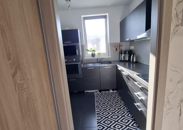 ARETÉ REAL-Ponúkame na predaj tehlový 2 izbový byt po rekonštrukcii, slnečný s loggiou, murovanou pivnicou v dedinke Šenkvice