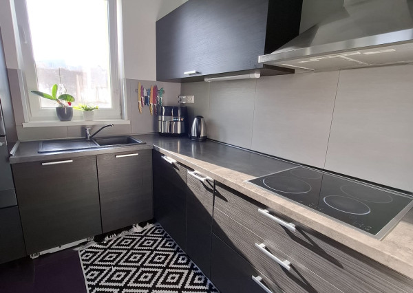 ARETÉ REAL-Ponúkame na predaj tehlový 2 izbový byt po rekonštrukcii, slnečný s loggiou, murovanou pivnicou v dedinke Šenkvice