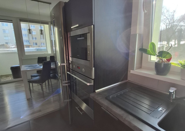 ARETÉ REAL-Ponúkame na predaj tehlový 2 izbový byt po rekonštrukcii, slnečný s loggiou, murovanou pivnicou v dedinke Šenkvice