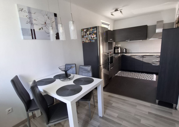 ARETÉ REAL-Ponúkame na predaj tehlový 2 izbový byt po rekonštrukcii, slnečný s loggiou, murovanou pivnicou v dedinke Šenkvice