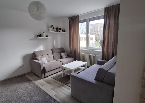 ARETÉ REAL-Ponúkame na predaj tehlový 2 izbový byt po rekonštrukcii, slnečný s loggiou, murovanou pivnicou v dedinke Šenkvice