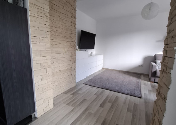 ARETÉ REAL-Ponúkame na predaj tehlový 2 izbový byt po rekonštrukcii, slnečný s loggiou, murovanou pivnicou v dedinke Šenkvice