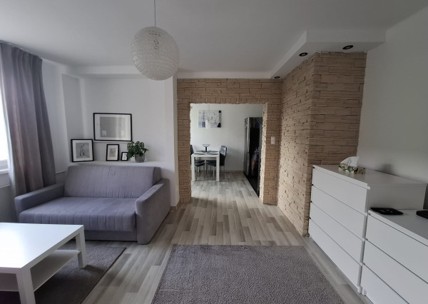 ARETÉ REAL-Ponúkame na predaj tehlový 2 izbový byt po rekonštrukcii, slnečný s loggiou, murovanou pivnicou v dedinke Šenkvice