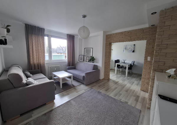 ARETÉ REAL-Ponúkame na predaj tehlový 2 izbový byt po rekonštrukcii, slnečný s loggiou, murovanou pivnicou v dedinke Šenkvice