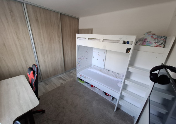 ARETÉ REAL-Ponúkame na predaj tehlový 2 izbový byt po rekonštrukcii, slnečný s loggiou, murovanou pivnicou v dedinke Šenkvice