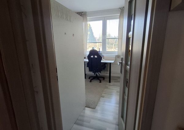 ARETÉ REAL-Ponúkame na predaj tehlový 2 izbový byt po rekonštrukcii, slnečný s loggiou, murovanou pivnicou v dedinke Šenkvice