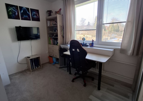 ARETÉ REAL-Ponúkame na predaj tehlový 2 izbový byt po rekonštrukcii, slnečný s loggiou, murovanou pivnicou v dedinke Šenkvice