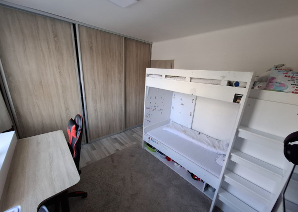 ARETÉ REAL-Ponúkame na predaj tehlový 2 izbový byt po rekonštrukcii, slnečný s loggiou, murovanou pivnicou v dedinke Šenkvice