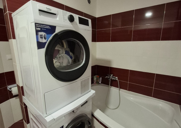 ARETÉ REAL-Ponúkame na predaj tehlový 2 izbový byt po rekonštrukcii, slnečný s loggiou, murovanou pivnicou v dedinke Šenkvice