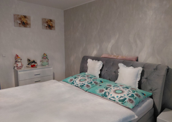 ARETÉ REAL- Predaj krásneho tehlového 2-izb bytu s veľkou výmerou, 2 loggie, murovaná pivnica, sídlisko Muškát v Pezinku