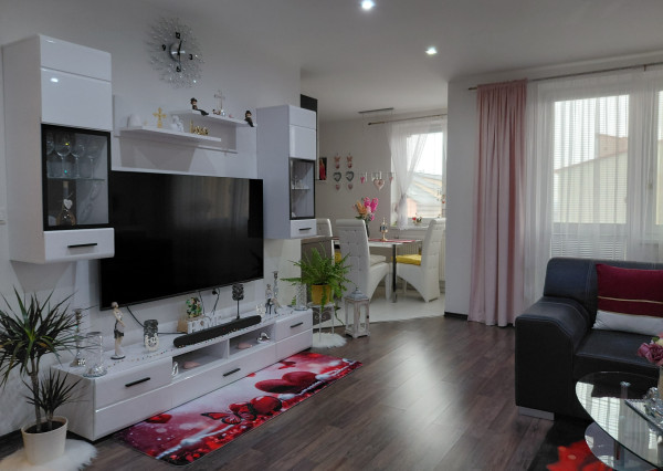 ARETÉ REAL- Predaj krásneho tehlového 2-izb bytu s veľkou výmerou, 2 loggie, murovaná pivnica, sídlisko Muškát v Pezinku