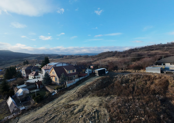 ARETÉ REAL - PREDAJ 698 m2 STAVEBNÉHO POZEMKU S FAMÓZNYM VÝHĽADOM, PEZINOK, VINICE