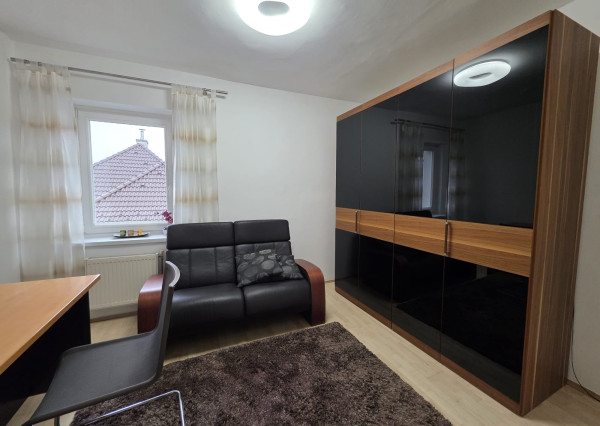 Areté real - Nadštandardný, priestranný 5-izbový byt v rodinnom dome  s parkovaním vo výbornej lokalite v Pezinku