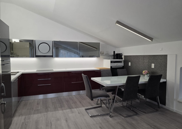 Areté real - Nadštandardný, priestranný 5-izbový byt v rodinnom dome  s parkovaním vo výbornej lokalite v Pezinku