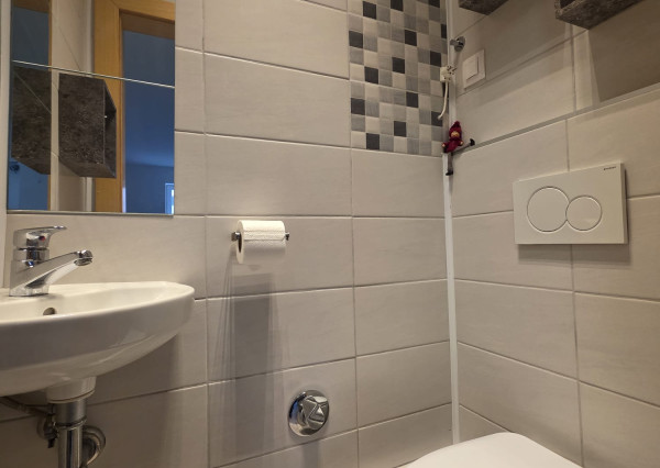 Areté real - Nadštandardný, priestranný 5-izbový byt v rodinnom dome  s parkovaním vo výbornej lokalite v Pezinku