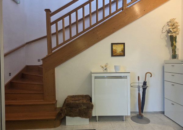 Areté real - Nadštandardný, priestranný 5-izbový byt v rodinnom dome  s parkovaním vo výbornej lokalite v Pezinku