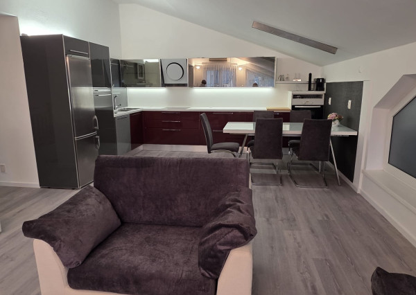 Areté real - Nadštandardný, priestranný 5-izbový byt v rodinnom dome  s parkovaním vo výbornej lokalite v Pezinku