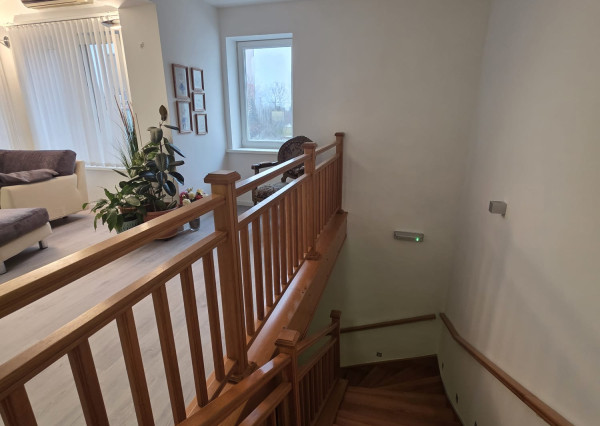 Areté real - Nadštandardný, priestranný 5-izbový byt v rodinnom dome  s parkovaním vo výbornej lokalite v Pezinku