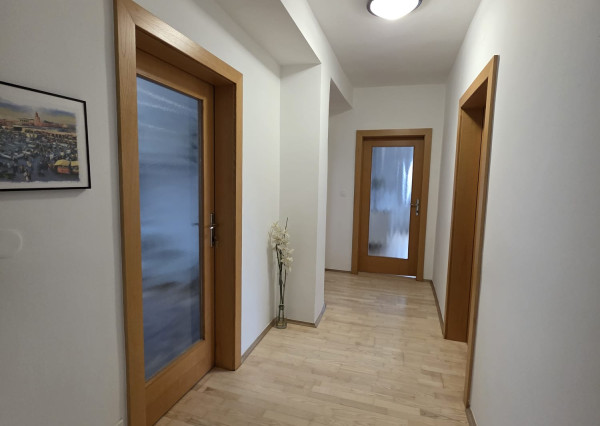 Areté real - Nadštandardný, priestranný 5-izbový byt v rodinnom dome  s parkovaním vo výbornej lokalite v Pezinku