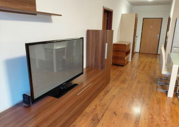 Areté real-prenájom slnečného 2 iz. bytu s balkónom, komorou, parkovacím státím, Slovenský Grob