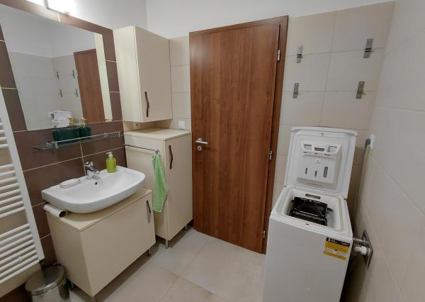 Areté real-prenájom slnečného 2 iz. bytu s balkónom, komorou, parkovacím státím, Slovenský Grob