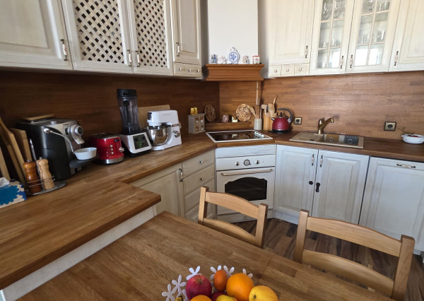 Areté real- Predaj výborne riešeného 2-izbového bytu s balkónom s pekným výhľadom v dobrej lokalite, ul. Jégého, Bratislava