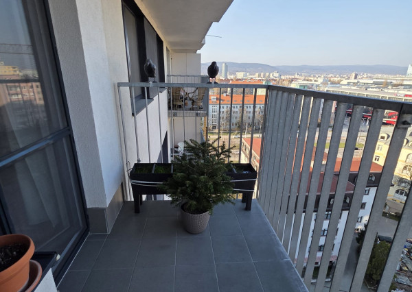 Areté real- Predaj výborne riešeného 2-izbového bytu s balkónom s pekným výhľadom v dobrej lokalite, ul. Jégého, Bratislava