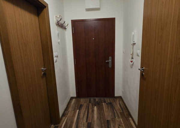 Areté real- Predaj výborne riešeného 2-izbového bytu s balkónom s pekným výhľadom v dobrej lokalite, ul. Jégého, Bratislava