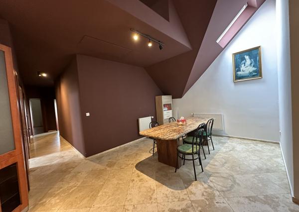 ARETÉ REAL - BÝVANIE S PODNIKANÍM V CENTRE PEZINKA, JESENSKÉHO A HOLUBYHO