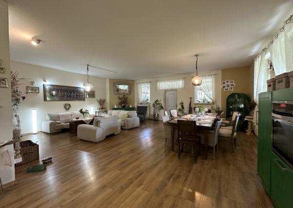 ARETÉ REAL - BÝVANIE S PODNIKANÍM V CENTRE PEZINKA, JESENSKÉHO A HOLUBYHO