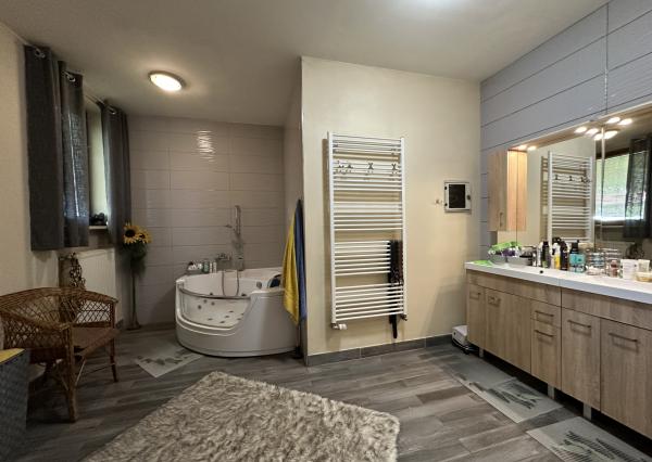 ARETÉ REAL - BÝVANIE S PODNIKANÍM V CENTRE PEZINKA, JESENSKÉHO A HOLUBYHO