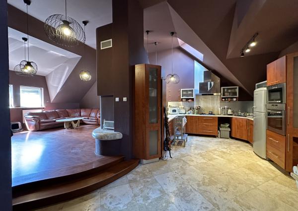 ARETÉ REAL - BÝVANIE S PODNIKANÍM V CENTRE PEZINKA, JESENSKÉHO A HOLUBYHO