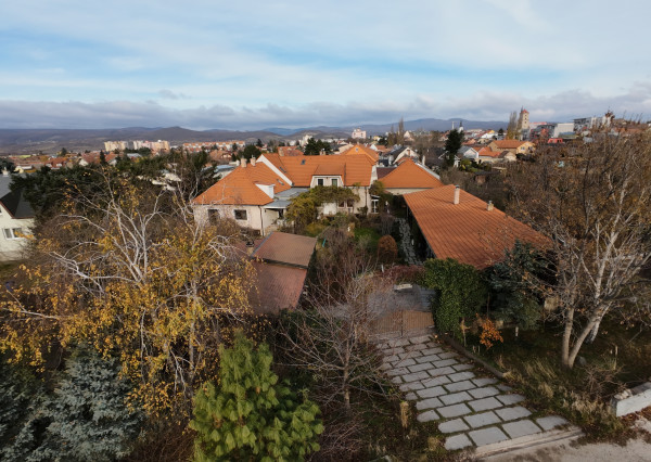 ARETÉ REAL - BÝVANIE S PODNIKANÍM V CENTRE PEZINKA, JESENSKÉHO A HOLUBYHO