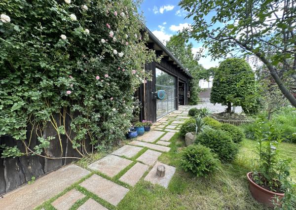 ARETÉ REAL - BÝVANIE S PODNIKANÍM V CENTRE PEZINKA, JESENSKÉHO A HOLUBYHO