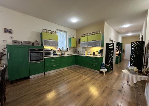 ARETÉ REAL - BÝVANIE S PODNIKANÍM V CENTRE PEZINKA, JESENSKÉHO A HOLUBYHO