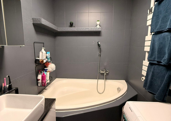 Areté Real - Areté Real - Predaj útulného, svetlého a kompletne zrekonštruovaného 3-izbového bytu s balkónom, loggiou s krásnym výhľadom na Malé Karpaty a okolie.