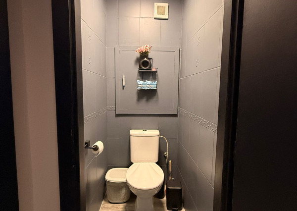 Areté Real - Areté Real - Predaj útulného, svetlého a kompletne zrekonštruovaného 3-izbového bytu s balkónom, loggiou s krásnym výhľadom na Malé Karpaty a okolie.