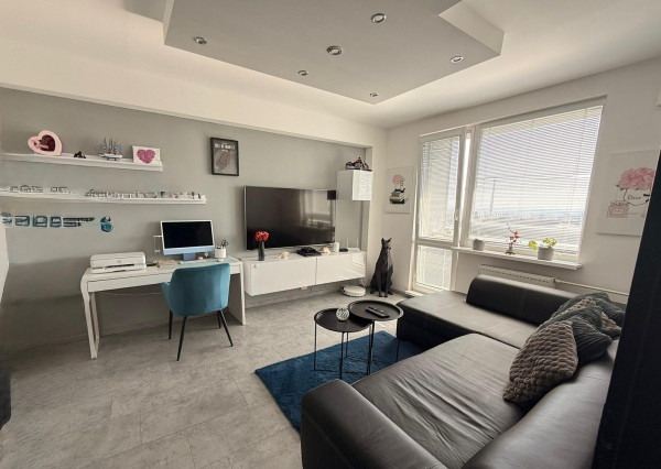 Areté Real - Areté Real - Predaj útulného, svetlého a kompletne zrekonštruovaného 3-izbového bytu s balkónom, loggiou s krásnym výhľadom na Malé Karpaty a okolie.