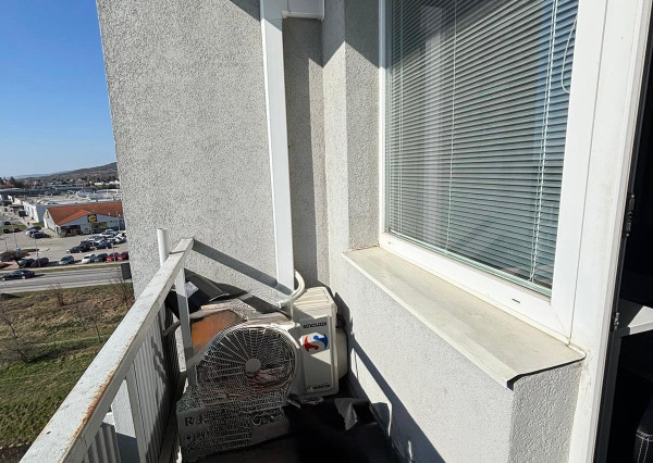 Areté Real - Areté Real - Predaj útulného, svetlého a kompletne zrekonštruovaného 3-izbového bytu s balkónom, loggiou s krásnym výhľadom na Malé Karpaty a okolie.