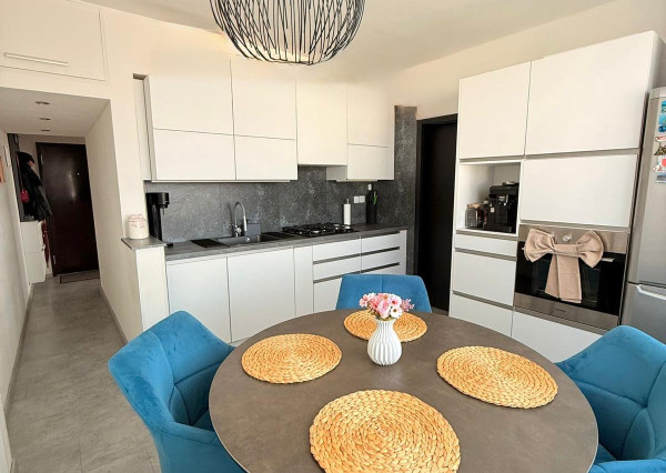 Areté Real - Areté Real - Predaj útulného, svetlého a kompletne zrekonštruovaného 3-izbového bytu s balkónom, loggiou s krásnym výhľadom na Malé Karpaty a okolie.