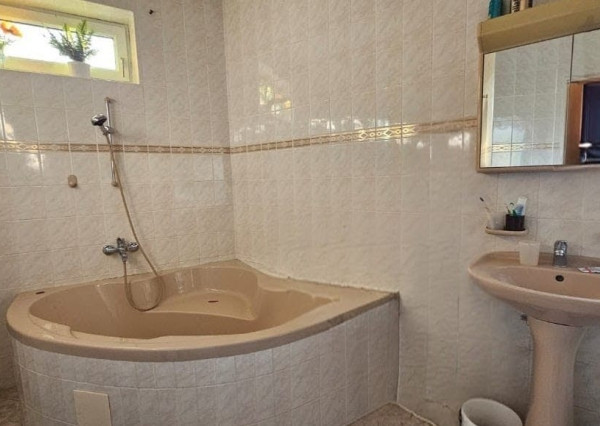 Areté real- Predaj výborne dispozične riešeného 4-izbového bytu s garážou v dobrej lokalite, ul. Silvánova, Pezinok